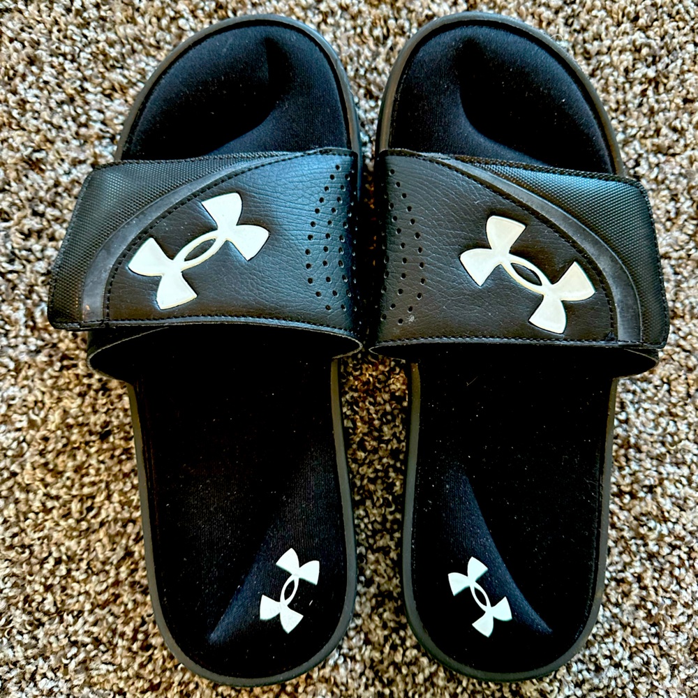 Men’s under Armour cushion slides